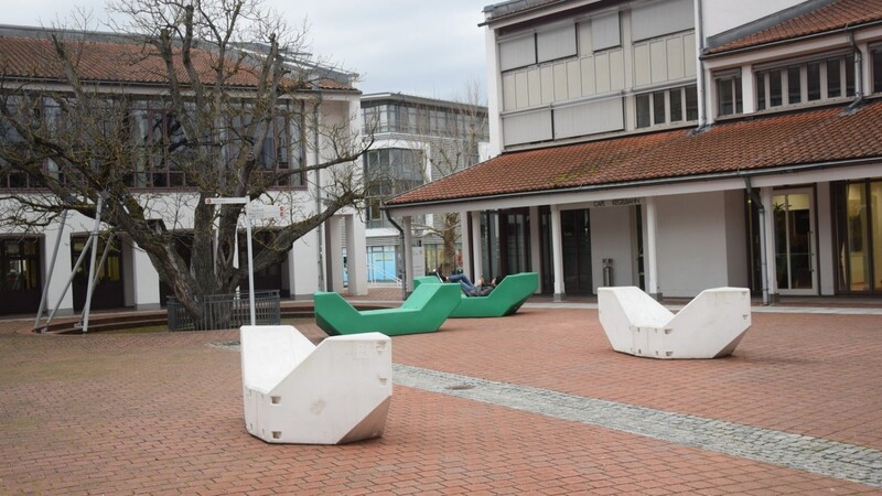 Die Kunststoff-Sitzelemente im Rathaus-Innenhof werden entfernt und durch Holzbänke ersetzt.