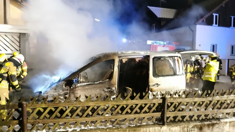 Ein Van brannte in Katzberg am Freitag völlig aus.