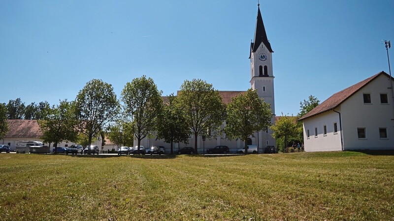 Auf der Wiese gegenüber der Spitalkirche soll in Pattendorf eine Photovoltaik-Freiflächenanlage errichtet werden.