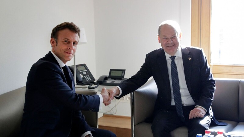 Frankreichs Präsident Emmanuel Macron und Bundeskanzler Olaf Scholz (SPD) beim bilateralen Treffen im Rahmen des EU-Gipfels.