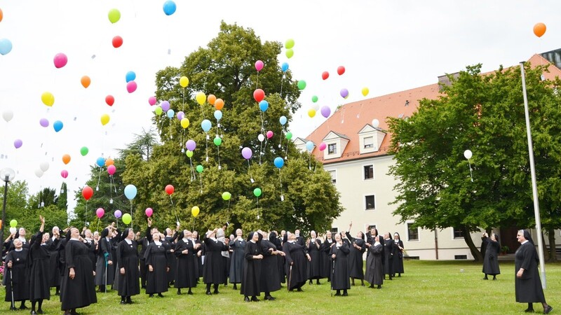 Fröhlich schicken die Schwestern die Luftballons mit den Geschenkgutscheinen in den Himmel. Sie werden sicher den glücklichen Findern Freude machen (ganz rechts Generaloberin Schwester Jakobe).
