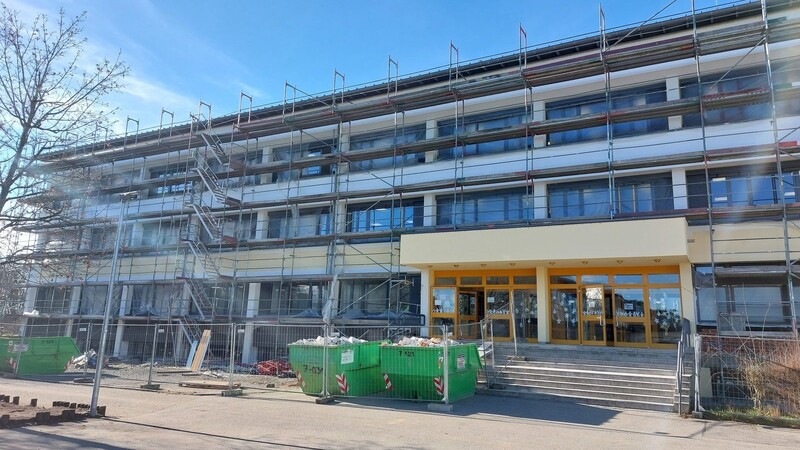 Die Mittelschule in der Plattlinger Au ist derzeit eine einzige Baustelle - voraussichtlich noch über Ende 2024 hinaus.
