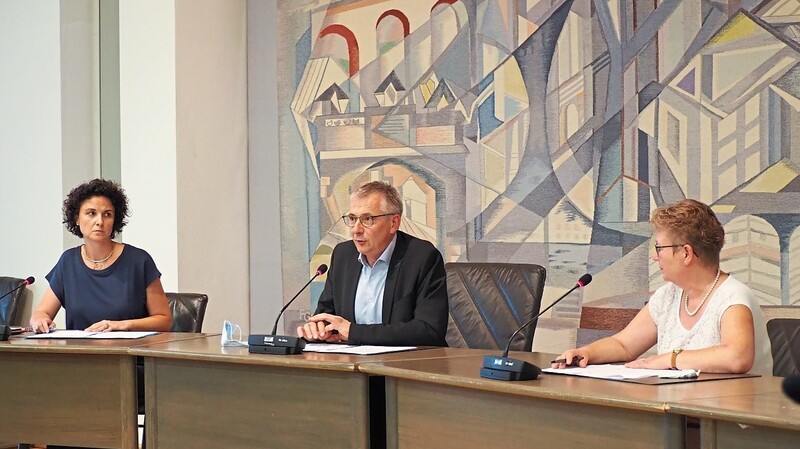 Bei der Pressekonferenz: Pressesprecherin Bettina Huber (von links), Landrat Werner Bumeder und Juristin Elisabeth Fischer.