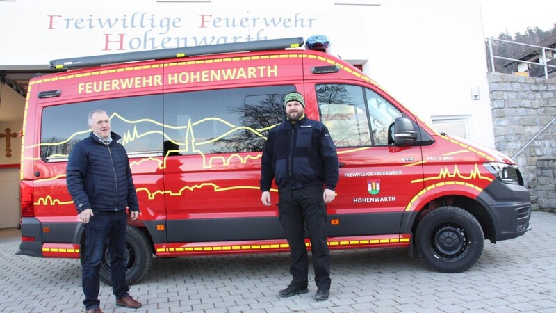 Bürgermeister Xaver Gmach übergibt das neue Fahrzeug an Kommandant Patrick Hemmert.