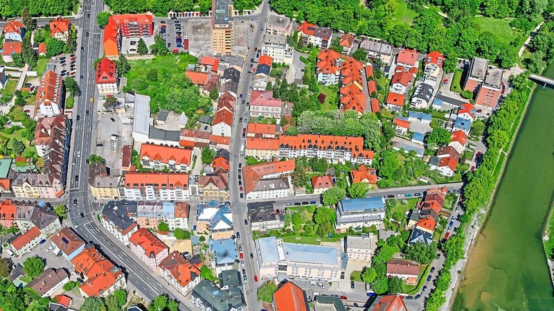 Die Mehrheit des Stadtrats sieht momentan keine Veranlassung, zwischen Luitpoldstraße, Dammstraße und Isar einen Bebauungsplan aufzustellen. Auf dem Luftbild noch zu sehen ist das Gebäude an der Ecke Papierer-/Untere Schwimmschulstraße, das mittlerweile abgerissen wurde.