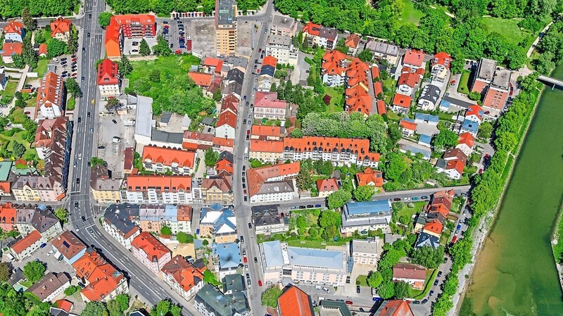 Die Mehrheit des Stadtrats sieht momentan keine Veranlassung, zwischen Luitpoldstraße, Dammstraße und Isar einen Bebauungsplan aufzustellen. Auf dem Luftbild noch zu sehen ist das Gebäude an der Ecke Papierer-/Untere Schwimmschulstraße, das mittlerweile abgerissen wurde.