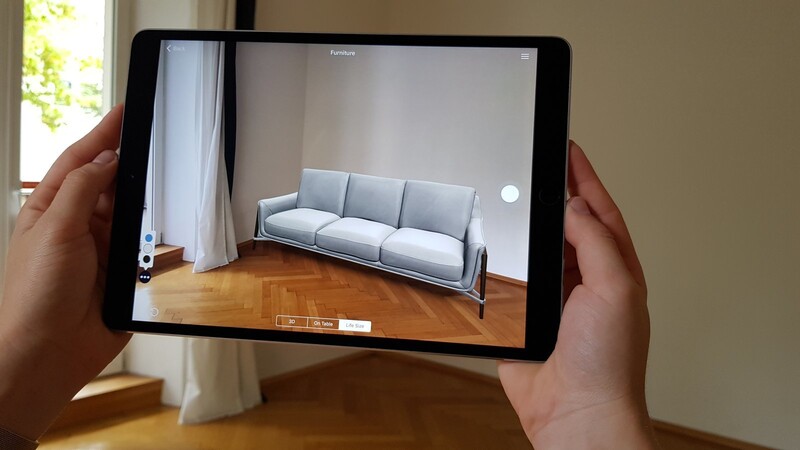 Bereits vor dem Kauf kann man sich mithilfe der virtuellen Produktvisualisierung von Vuframe die Lieblingscouch im Wohnzimmer digital aufstellen.