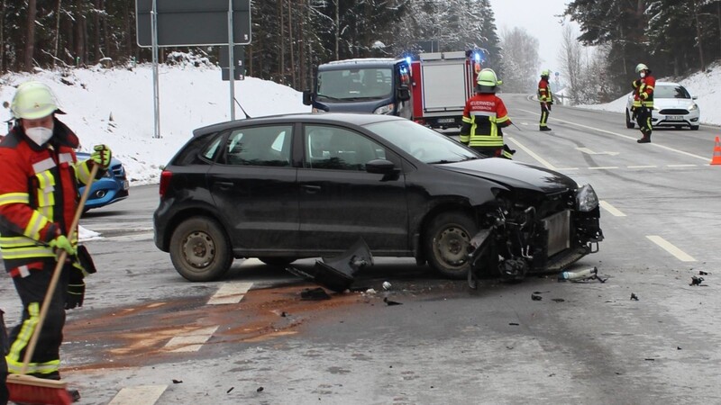 Das Fahrzeug der Unfallverursacherin wurde schwer beschädigt.