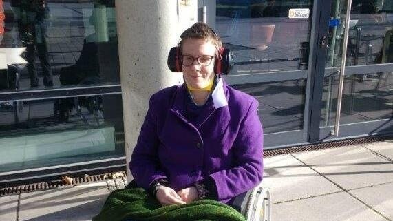 Heute sitzt die 34-jährige Nina Linkel im Rollstuhl mit Gehörschutz und Halsorthese. Und selbst das ist nicht immer möglich.