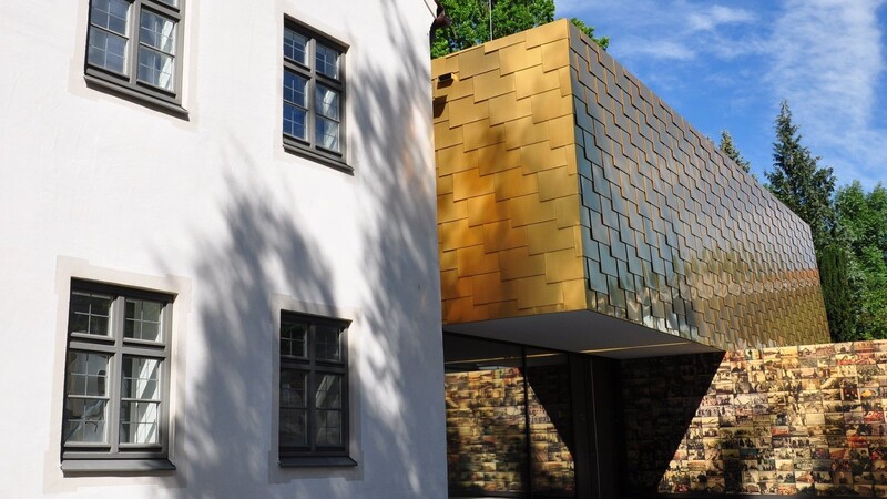Seit zehn jahren gibt es die goldene Fassade am Museum Erding.