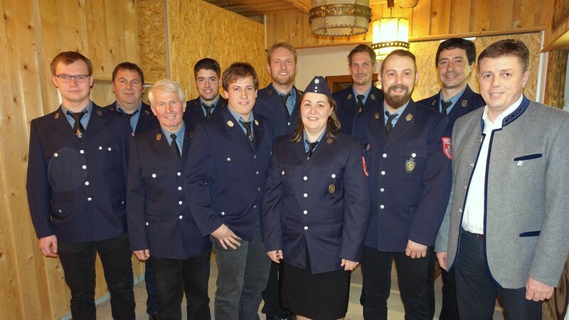 Der neue Vorstand der Feuerwehr mit Bürgermeister Ewald Seifert .