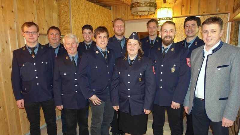 Der neue Vorstand der Feuerwehr mit Bürgermeister Ewald Seifert .
