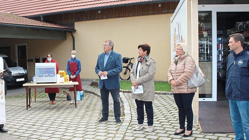Am Freitag wurde der erste Kistenkrämer bayernweit in Brennberg eröffnet - und offiziell gesegnet.
