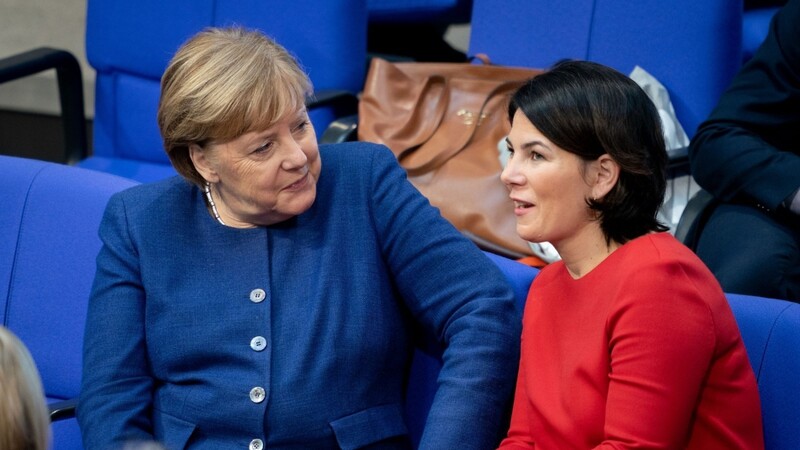 Dass Annalena Baerbock (r., Archivfoto) tatsächlich als Bundeskanzlerin auf Angela Merkel (l.) folgt, ist eher unwahrscheinlich