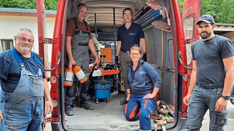 Gemeinsam brachten Rainer und Dorraine Gastner sowie Roland Dasch (im Fahrzeug) einen Transporter der Firma Dasch samt Spenden ins Ahrtal.