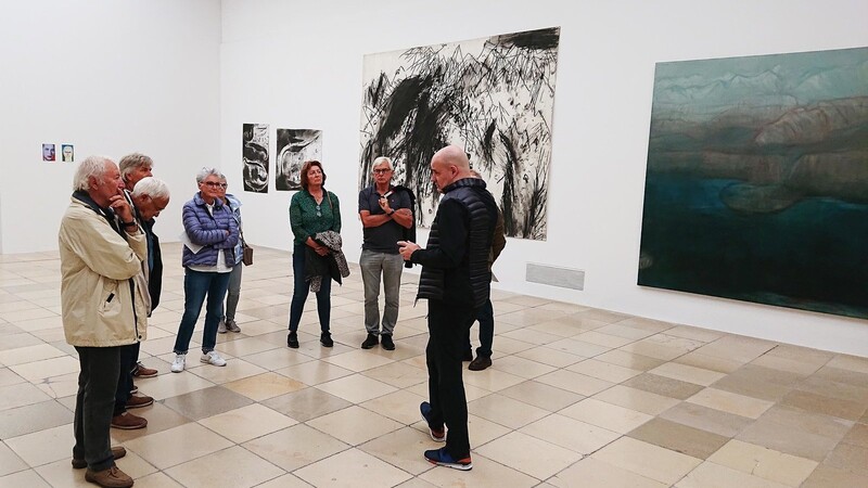 Stefan-Maria Mittendorf führte die Mitglieder des Regenbogen Kunst- und Kulturvereins Plattling durch die Cahn-Ausstellung im Haus der Kunst.