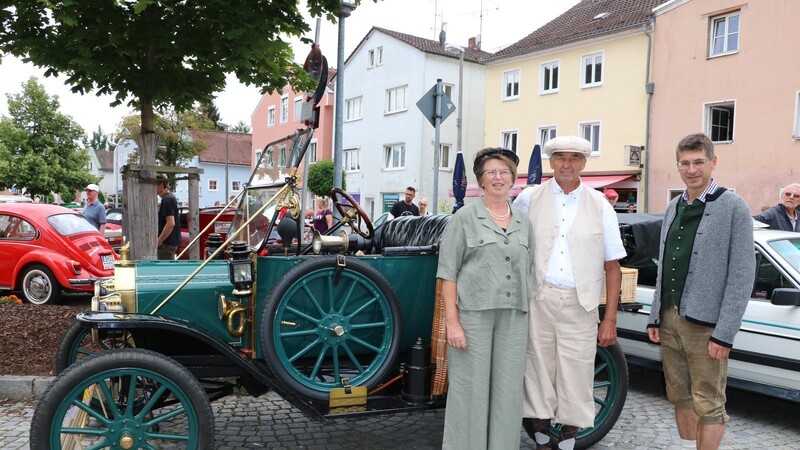 Ein tatsächlich wahrer Oldtimer war der Ford T Touring Baujahr 1914. 2. Bürgermeister Josef Fisch informierte sich bei den Besitzern Alfred und Rosmarie Kandler über das Gefährt.