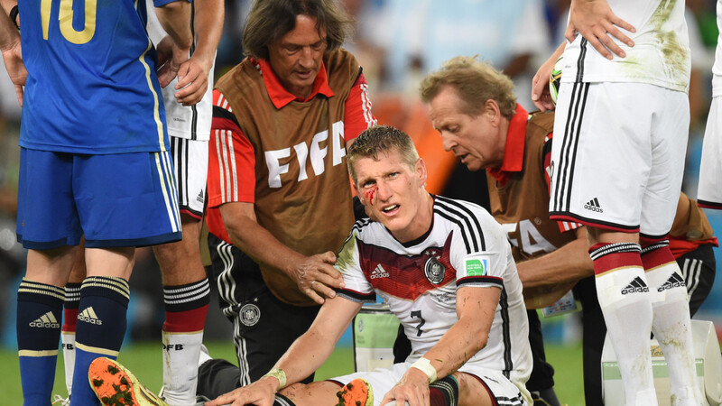 Der Physiotherapeut der deutschen Fußball Nationalmannschaft Klaus Eder (rechts) hatte im Finale und nach dem Finale von Rio viel zu tun (Foto: dpa).