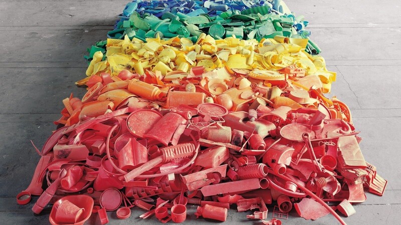 Für seine Installation "Spectrum" sammelte Tony Cragg 1985 hunderte Teile von Plastikmüll.