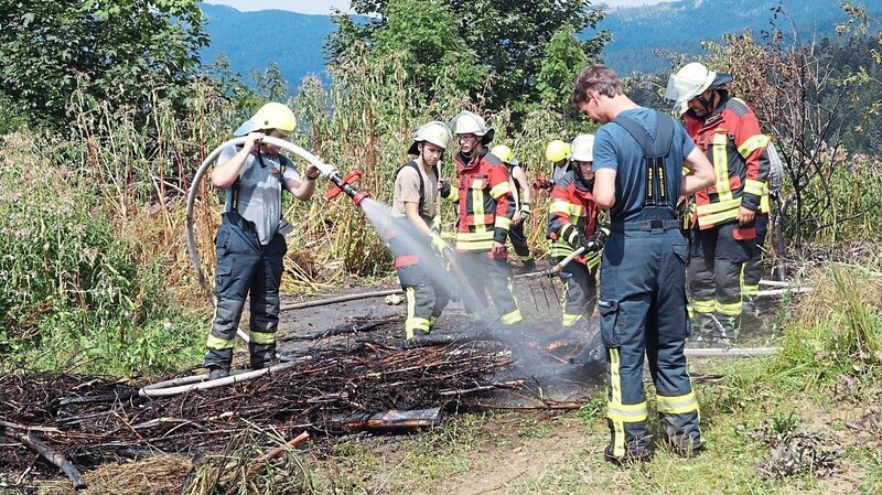 Ein qualmender und brennender Reisighaufen auf dem Weiler Mooshütte endete durch das schnelle Einschreiten glimpflich.