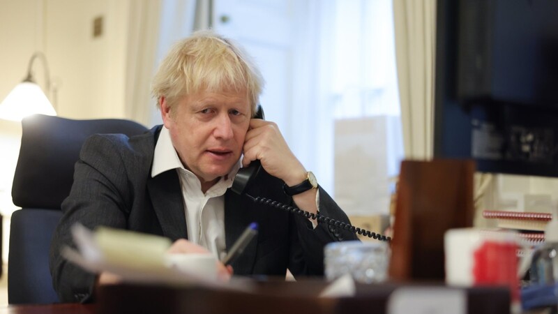 Der britische Premierminister Boris Johnson telefoniert von seinem Büro in der Downing Street aus mit Brüssel.