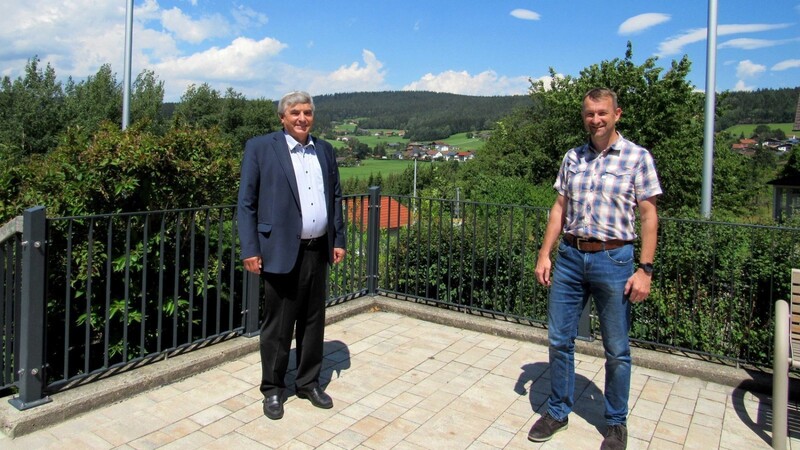 MdB Karl Holmeier wünscht sich eine gute Zusammenarbeit mit dem neuen Bürgermeister der Gemeinde Arrach, Gerhard Mühlbauer.