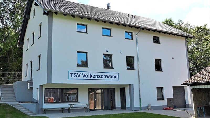 Das neue TSV-Vereinsheim steht vor seiner Einweihung.