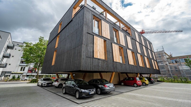 Das Wohngebäude der Bayerischen Staatsforsten ?Haus auf Stelzen? aus Holz mit einer Yakisugi-Fassade.