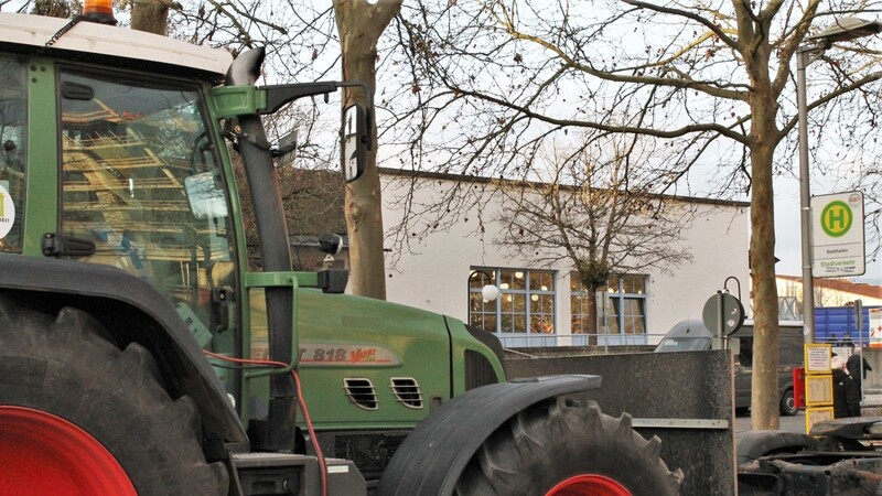 Die Landwirte hatten ihre Traktoren teils vor der Stadthalle geparkt, in der die Kanzlerin empfangen wurde.