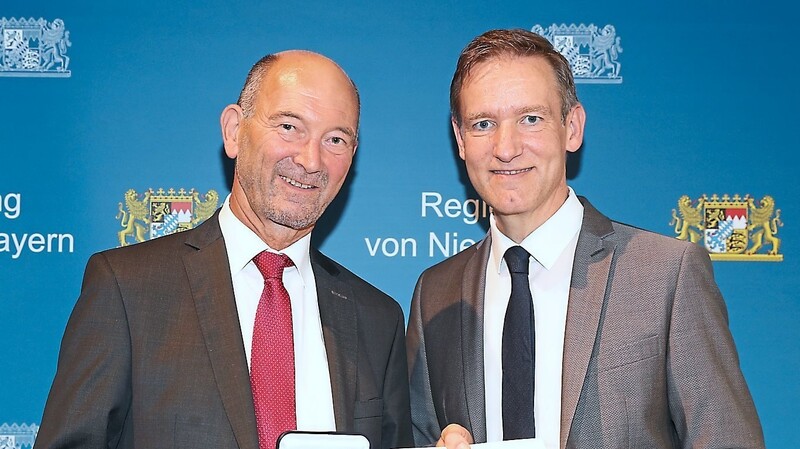 Regierungspräsident Rainer Haselbeck (rechts) überreichte Alfons Sittinger die Verdienstmedaille.