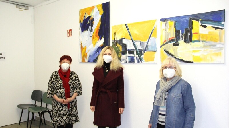 Sie stellen ihre Kunstwerke aus: Heidrun Hee (v. l.), Markéta Lübben und Gabriele Winter-Bermel.