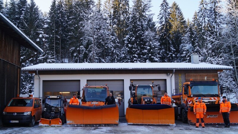 Die Armada in Orange: Der MAN-Lkw, der Traktor Fendt sowie der Citymaster der Gemeinde; mit im Bild ist der Unimog des Lohnunternehmers Franz Sterr mit Bürgermeister Franz Müller und dem Bauhofpersonal.