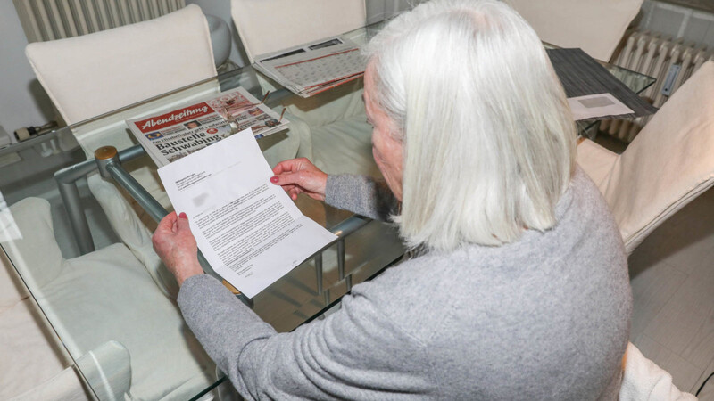 Die 75-Jährige aus München glaubt kein Wort von dem, was ihr in dem Brief versprochen wird - ein angebliches Millionenerbe.