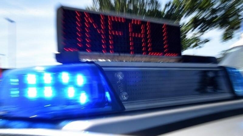 Blaulicht und LED-Laufschrift "Unfall" an einem Einsatzfahrzeug der Polizei.