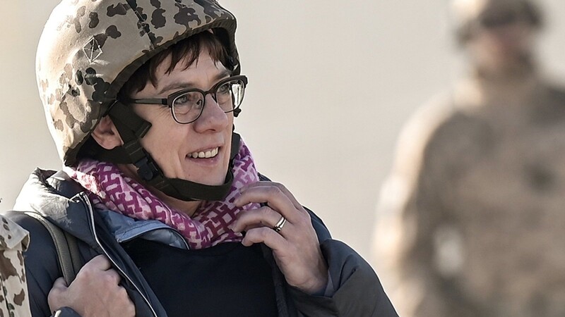 Verteidigungsministerin Annegret Kramp-Karrenbauer (Archivfoto) will gefährdete afghanische Helfer der Bundeswehr vor dem Abzug vereinfacht und schnell nach Deutschland holen.