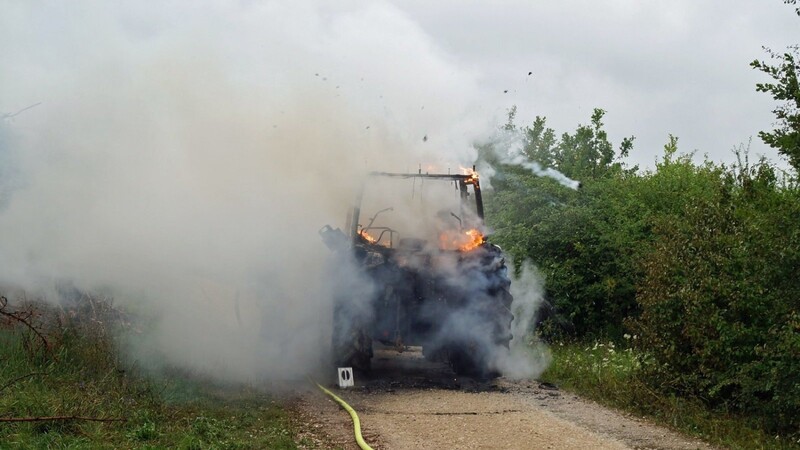 Auf einem Feldweg bei Sinzing (Kreis Regensburg) ging am Mittwoch ein Traktor in Flammen auf. Als Brandursache geht man derzeit von einem technischen Defekt aus.