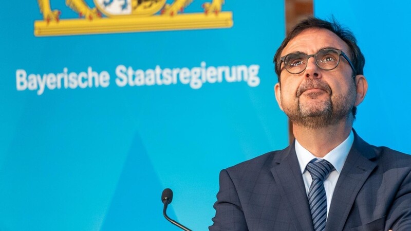 "Impfstoff ist noch immer ein knappes Gut", sagt Bayerns Gesundheitsminister Klaus Holetschek. Deshalb gehe es nicht schneller.