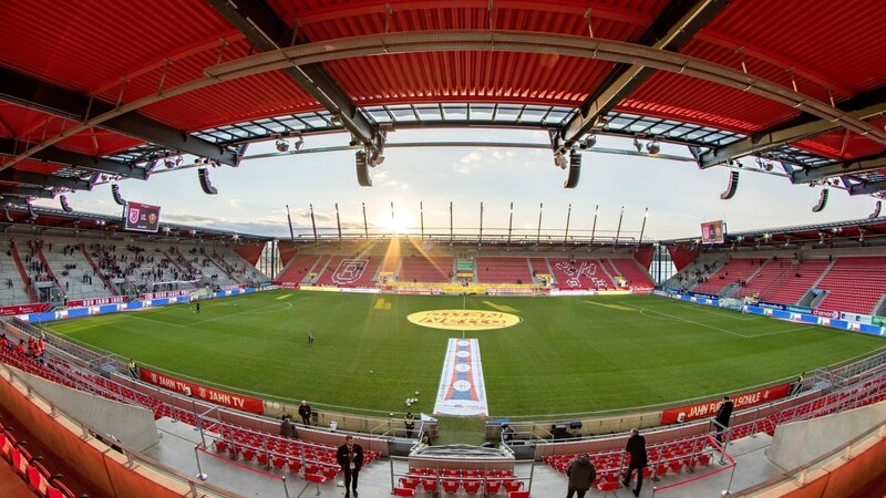Das Jahnstadion Regensburg darf künftig nur noch zu 25 Prozent ausgelastet werden.