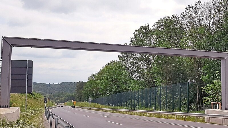 Die 93000 Euro teure Brücke für Haselmäuse an einer Umgehungsstraße in Vilshofen in Niederbayern. Der Bund der Steuerzahler kritisiert auch in diesem Jahr die Verschwendung von Steuermitteln.