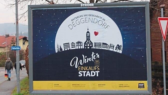 Dieses Werbeplakat für den Deggendorfer Einzelhandel begrüßt Autofahrer auf der Hafnerhöhe. Sehr zum Missfallen einiger Viechtacher.