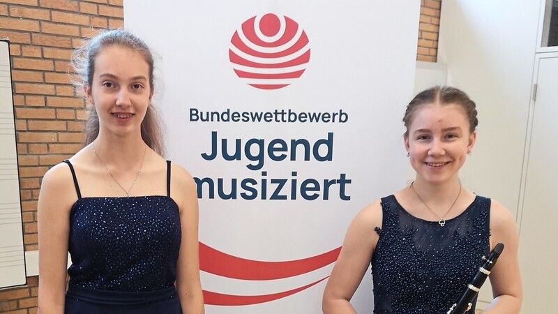 Das Duo Veronika Troiber (rechts, Landau) und Isabell Krottenthaler (Regensburg) freuen ich über einen Zweiten Bundespreis.