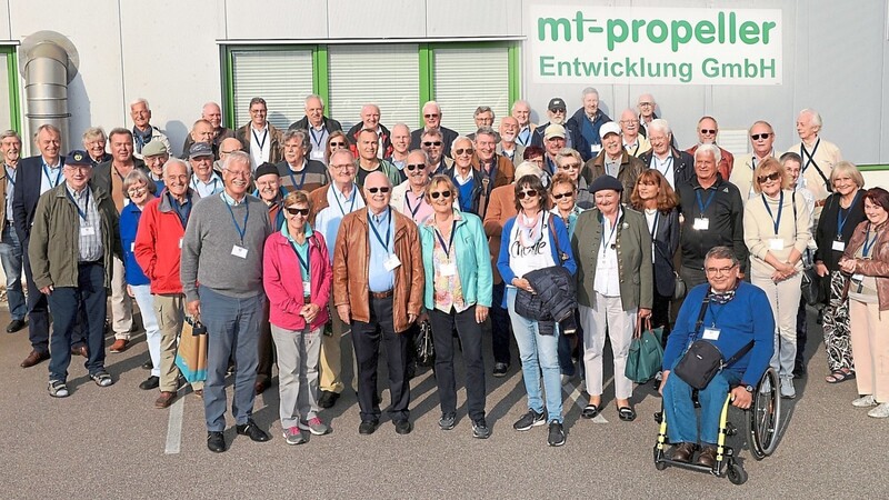 Die Traditionsgemeinschaft Alte Adler besuchte mit Präsident Prof. Dr. Uwe Stüben (erste Reihe links) ihr Mitglied "Propellerbauer" Gerd Mühlbauer (erste Reihe 3. v.l.) und informierte sich über die Firma MT-Propeller am Flugplatz Wallmühle.