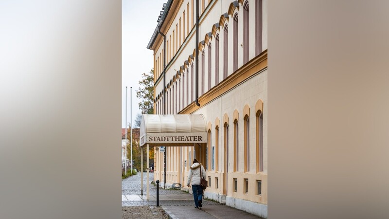 Das sanierungsbedürftige Stadttheater in der Landshuter Altstadt.