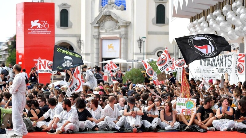 Klimaaktivisten blockieren den roten Teppich für einen Protest im Rahmen der 76. Internationalen Filmfestspiele.