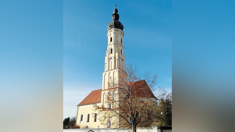 Ein Wahrzeichen im Labertal ist die Pfarrkirche Westen mit ihrem bemerkenswerten Turm von mehr als 60 Metern Höhe.