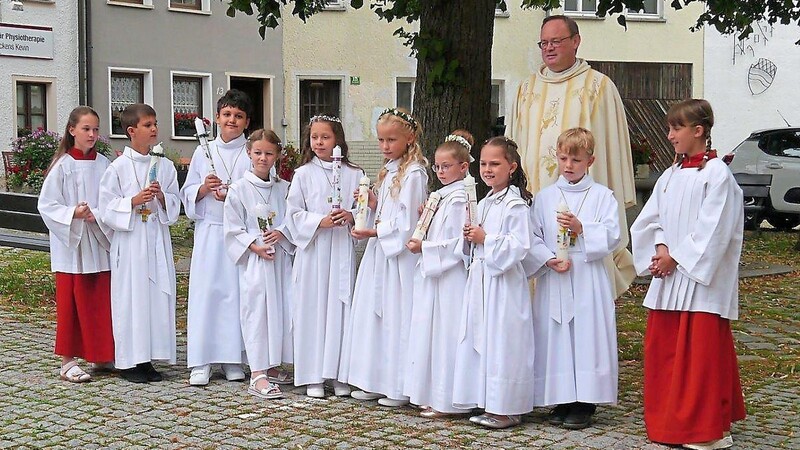 Die letzte Gruppe der diesjährigen Erstkommunionkinder beim Gruppenfoto auf dem Schloßplatz.