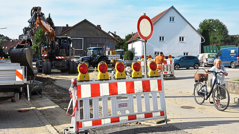 Möglicherweise wurde bei den laufenden Bauarbeiten auf der Ortsdurchfahrt von Tegernbach ein Glasfaserkabel beschädigt, was zu einem mehrtägigen Komplettausfall des Internets für 30 Haushalte führte.