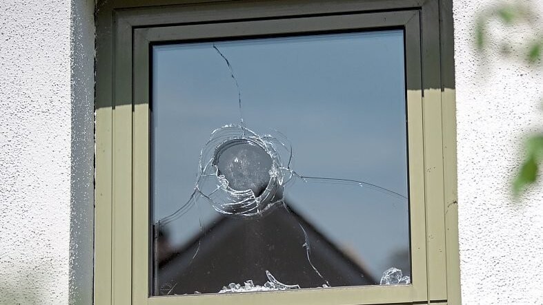 Ein Fenster der Polizeiinspektion wurde eingeschlagen.  Foto: dpa