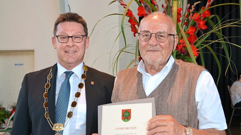 Bürgermeister Helmut Fichtner (links) gratulierte Edgar Fellner für seine 50 Jahre im Stadtrat.