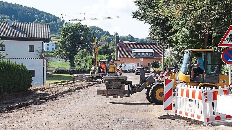 Die Bauarbeiten in der Bahnhofstraße gehen zügig voran. Der erste Abschnitt soll bis zum Schulstart abgeschlossen sein.